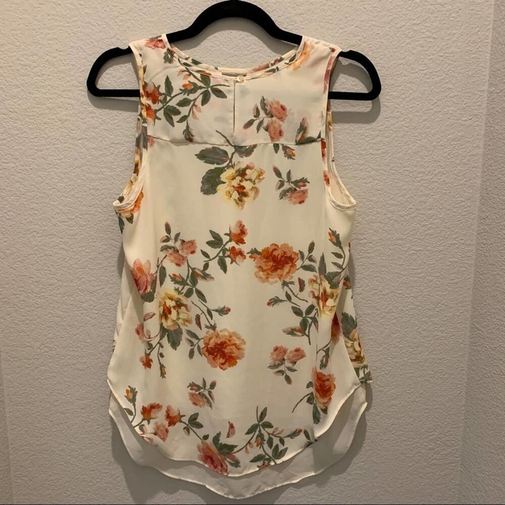 Violet + Claire flowered floral top. Keyhole front and top button back. Medium - Picture 11 of 12